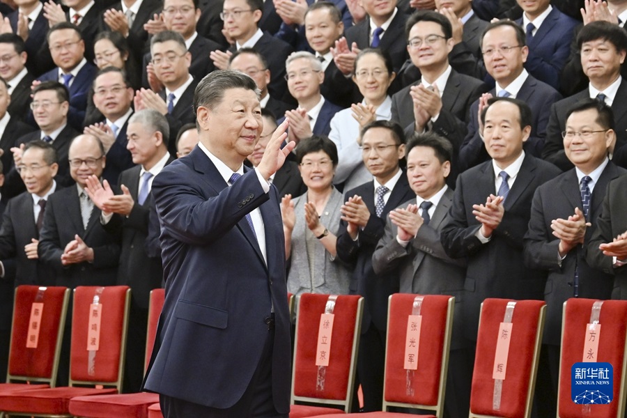 習(xí)近平接見探月工程嫦娥六號任務(wù)參研參試人員代表并參觀月球樣品和探月工程成果展覽